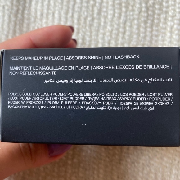 HUDA BEAUTY Easy Bake Setting Powder - Picture 5 of 6